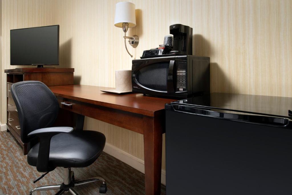 Guest room at American Inn of Bethesda with in-room amenities